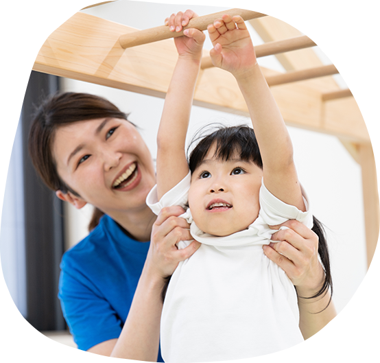 about02 木の雲梯で遊ぶ女児
