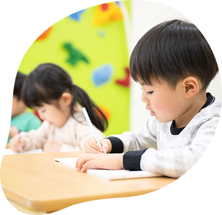 プログラムについて ぽこ・あ・ぽこでは、個別訓練と小集団療育を組み合わせたプログラムを通じて、コミュニケーション能力や社会性の向上をサポートします。