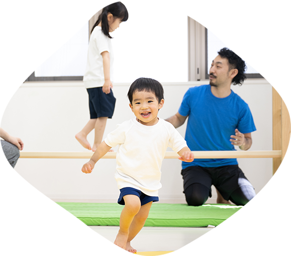 pro09 平均台で運動しているこども